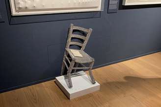 Obra foi danificada após turista ter tentado sentar nela