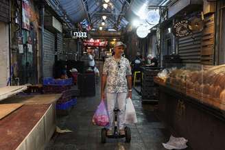 Mercados em Israel estão com prateleiras vazias