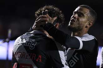 Coutinho e Nuno Moreira, em São Paulo x Vasco (Photo by Ricardo Moreira/Getty Images)