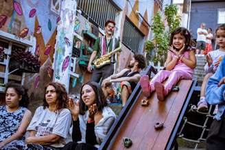 Espetáculo de circo no final de semana no escadão transformado em espaço de lazer e cultura no Jardim São Luiz, zona sul de São Paulo.