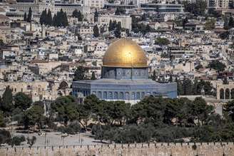 A Mesquita de Al-Aqsa e seu pátio na Cidade Velha de Jerusalém Oriental são vistos vazios após o exército israelense lançar ataques preventivos, precisos e coordenados contra o programa nuclear do Irã, em 13 de junho de 2025, em Jerusalém.