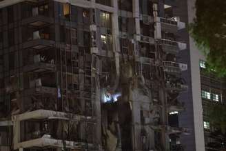 Uma visão dos danos depois que um dos mísseis disparados pelo Irã em retaliação aos ataques atingiu muito perto do Ministério da Defesa em Tel Aviv, Israel, em 13 de junho de 2025.