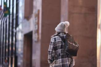 Pedestres caminham na Rua 15 de Novembro, no centro de São Paulo, em dia de frio.