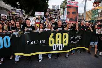 Parentes e apoiadores dos reféns israelenses mantidos em Gaza protestaram em Tel Aviv no mês passado