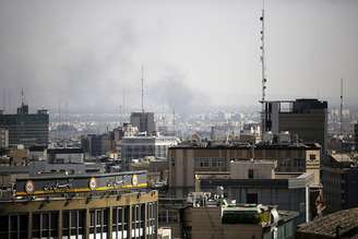 Fumaça sobe após ataque aéreo israelense em Teerã, Irã, em 15 de junho de 2025