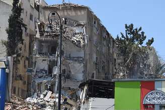 Prédios são atingidos por um míssil balístico iraniano em Rehovot, Israel, ao sul de Tel Aviv, em 15 de junho de 2025. 