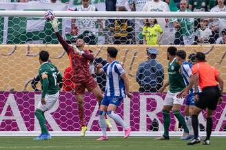 Weverton faz grande defesa para o Palmeiras