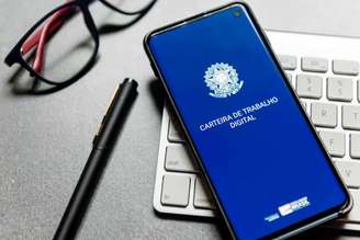 Imagem mostra aplicativo da Carteira de Trabalho Digital aberto em celular. 