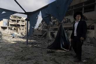 Homem olha cenário destruído após ataque iraniano a Israel