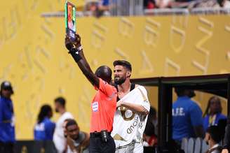 Giroud prestes a entrar em campo no Mundial de Clubes