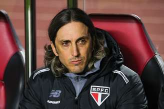 O técnico Luis Zubeldia, do São Paulo, acompanha lance contra o Vasco da Gama, durante partida válida pela 12ª rodada do Campeonato Brasileiro serie A 2025, realizado no Estádio Cícero Pompeu de Toledo, o Morumbis, na zona sul da capital paulista, na noite desta quinta-feira, 12 de junho de 2025.