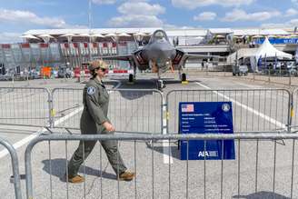 Pelo menos 30 aeronaves militares dos EUA foram deslocadas de bases na América para a Europa nos últimos três dias