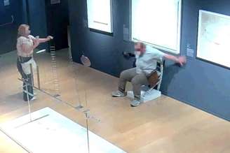Câmeras no museu registraram homem se sentando na obra de arte para foto