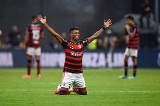 Bruno Henrique, junto de Arrascaeta e Gabigol se igualam a Zico e Júnior como jogadores com mais título no Flamengo 