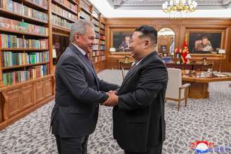 Shoigu e Kim durante encontro em Pyongyang nesta terça