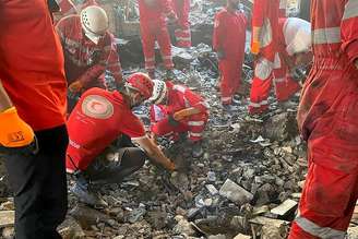 Socorristas vasculham destroços em Teerã em busca de vítimas de bombardeios