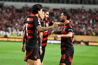 Jogadores do Flamengo comemoram gol contra o Espérance