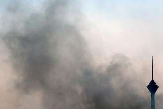 Fumaça sobe perto da Torre Milad após ataque aéreo israelense em Teerã