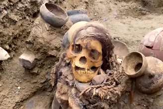 Múmia milenária de mulher da civilização Chancay é encontrada no Peru