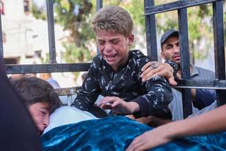 Crianças palestinas choram em meio à guerra em Gaza