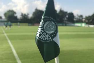 Escudo do Palmeiras na bandeirinha de escanteio