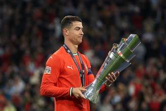 Cristiano Ronaldo com troféu da Nations League