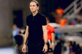 Filipe Luís à beira do campo comandando o Flamengo