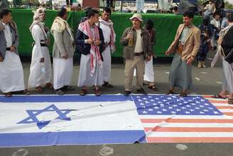 Manifestantes iranianos se posicionam contra Israel e Estados Unidos