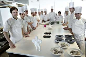 Alguns chefs fotografados em 2013 seguem em 2025 representando os 50 melhores restaurantes