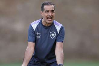 Renato Paiva durante treinamento do Botafogo
