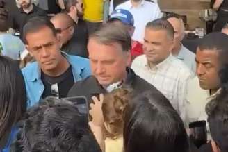 Antes de passar mal, Bolsonaro e apoiadores ganharam churrasco em frigorífico de Goiânia