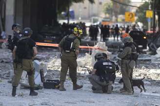 Equipes de emergência trabalham no local de um suposto ataque com mísseis iranianos em 20 de junho de 2025, em Haifa, Israel. O Irã lançou um ataque com mísseis de retaliação contra Israel na noite de 13 de junho, após uma série de ataques aéreos israelenses no início do dia, visando instalações militares e nucleares iranianas, bem como altos oficiais militares.