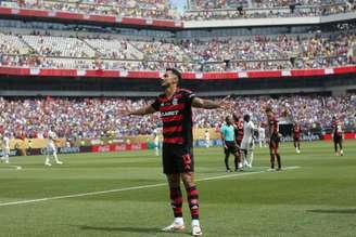 Danilo comemora gol contra o Chelsea no Mundial de Clubes