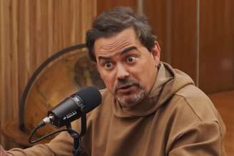 O humorista Carioca afirmou que revisa material escolar do filho para impedir "doutrinação"