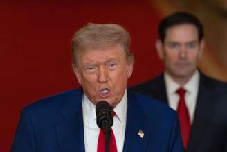 O presidente dos EUA, Donald Trump, discursa à nação, acompanhado pelo secretário de Estado dos EUA, Marco Rubio, na Casa Branca, em 21 de junho de 2025, em Washington, DC. O presidente Trump discursou para as três instalações nucleares iranianas que foram atacadas pelos militares dos EUA na manhã de domingo.