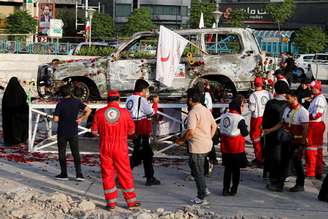 Funcionários do Crescente Vermelho em Teerã decoram carro destruído em ataque em 19 de junho