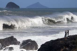 Ondas podem chegar aos cinco metros de altura entre o litoral norte paulista e a Região dos Lagos, no Rio, segundo Marinha. Na foto, praia de Boiçucanga, em São Sebastião (SP), em dia de ressaca.