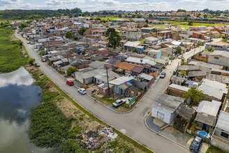 Vila Pantanal, no Boqueirão, em Curitiba (PR). Bairro fica na divisa com São José dos Pinhais. Rio Iguaçu é a fronteira.