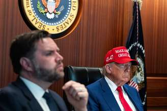 Presidente dos EUA, Donald Trump, à direita, e o vice-presidente JD Vance