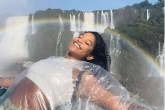 A brasileira Juliana Marins caiu no vulcão Rinjani, na Indonésia, enquanto fazia uma trilha. Equipes tentam fazer o resgate.