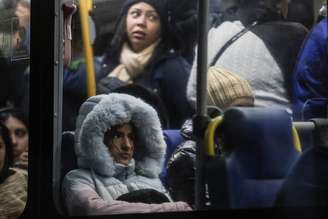 Paulistanos enfrentam frio para chegar ao trabalho nesta manhã de quarta-feira, 25, com menores temperaturas desta frente fria.