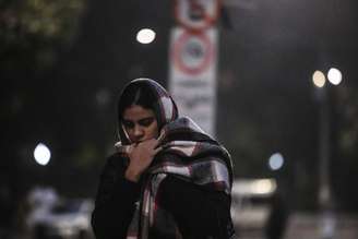 Pessoas enfrentam manhã de frio na região da Luz, na região central da cidade de São Paulo, nesta quarta-feira, 25 de junho de 2025.