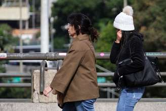 Pedestres se protegem do frio no Viaduto do Chá, na região central da cidade de São Paulo (SP), nesta manhã de terça-feira, 24 de junho de 2025.