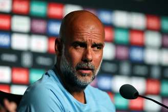 O técnico Pep Guardiola, do Manchester City, fala com a imprensa durante o treino/coletiva de imprensa antes da partida do grupo G da Copa do Mundo de Clubes da FIFA 2025 entre Juventus FC e Manchester City FC no Camping World Stadium, em 25 de junho de 2025, em Orlando, Flórida.