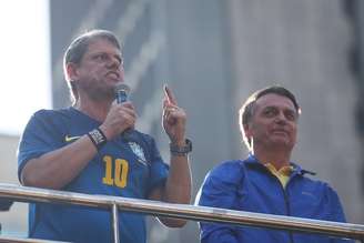 O governador Tarcísio de Freitas e o ex-presidente Jair Bolsonaro na Avenida Paulista.