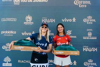 Molly Picklum e Luana Silva posam com os troféus do Vivo Rio Pro 