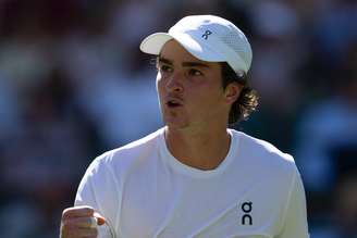 João Fonseca se 'desculpa' após derrotar inglês em 1ª vitória em Wimbledon