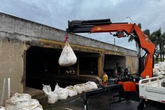 Porto Alegre fecha comportas do sistema antienchente com sacos de areia