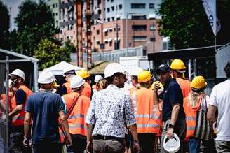 Operários trabalham sob o calor em Turim, norte da Itália
