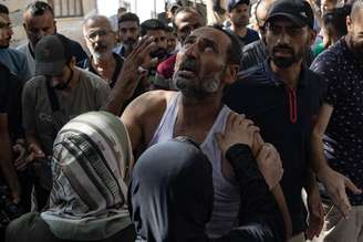 Palestinos se despedem de mortos em ataque israelense em café na Faixa de Gaza